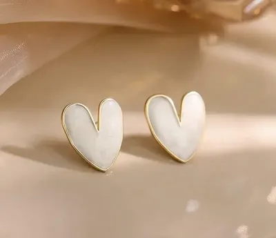 Immagine prodotto di Orecchini a cuore - Orecchini di tendenza - Colori bianco e oro - Design - Idea regalo - Chic