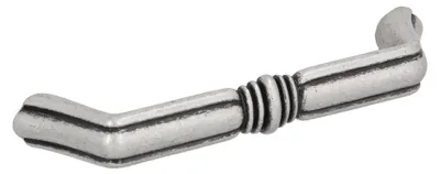 Productafbeelding van Handgreep voor meubels, gemaakt van zinklegering (zamac). Afstand tussen de bevestigingsgaten: 96 mm. Afwerking: gepolijerd, antiek zilver. Set van 25 stuks