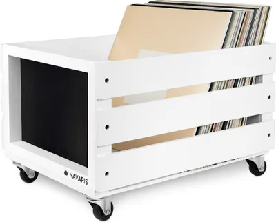 Produktbild von Navaris Holz Schallplatten Kiste mit Kreidetafel - mit Rädern - 42,9 x 34,4 x 28 cm  - für bis zu 80 LPs - Vinyl Aufbewahrung Holzkiste - Weiß