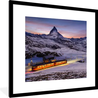 Produktbild von MuchoWow® Gerahmtes Poster Ein beleuchteter Zug in den Bergen 40x40 cm - Poster mit Schwarzem Bilderrahmen Wandposter Rahmen Foto Bilder - Poster - Plakat im Rahmen