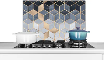 Produktbild von KitchenYeah®  Spritzschutz Küche - Küchenrückwand - Wandschutz für Herd und Spüle - Würfel - Gold - Muster 60x40 - Alu-Dibond (Alternative zum Spritzschutz aus Glas) - Hitzebeständig - Herdspritzschut