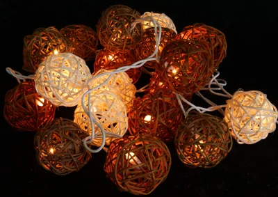 Zdjęcie produktu dla Rattanowa kula 20`er Latarnia LED z kulą - brązowy/biały, 7*7*350 cm, bajkowe światła