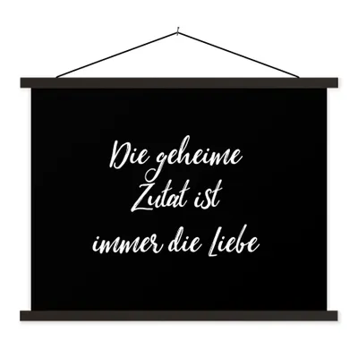 Produktbild von MuchoWow® Textilposter Zitate - Die geheime Zutat ist immer die Liebe - Sprichwörter - Kochen 150x113 cm mit schwarzem Rahmen - Wohnzimmer