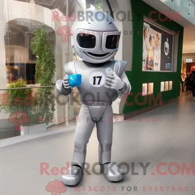 Produktbild von Silberner REDBROKOLY American Football Helm Maskottchen Kostüm Charakter bekleidet mit einer Caprihose und Smartwatches