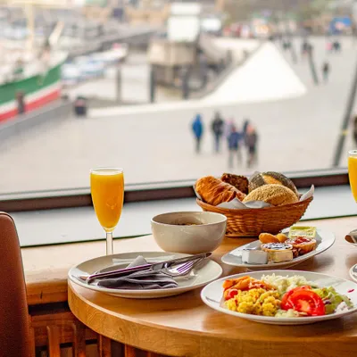 Zdjęcie produktu dla mydays Breakfast & Elbphilharmonie wycieczka z przewodnikiem po Hamburgu dla 2 osób; Wrażenia na prezent lub dla siebie; Voucher dla 2 osób