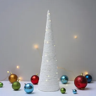 Produktbild von Stilvoller weißer Weihnachtsbaumkegel 58 cm mit warmweißen LED und Zeitschaltuhr