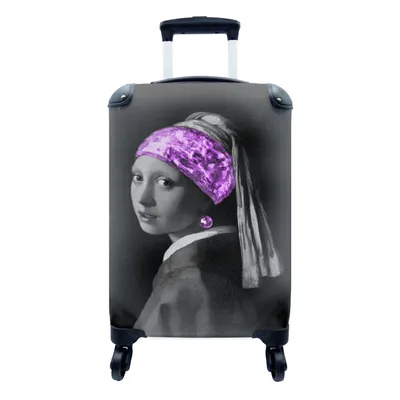 Produktbild von MuchoWow® Koffer Handgepäck Trolley Rollkoffer Kleine Reisekoffer mit 4 Rollen - Das Mädchen mit dem Perlenohrring - Johannes Vermeer - Lila - Cabin Size < 55x40x23 cm & 55x40x20 cm - Fotokoffer - Kabinenkoffer - Boardgepäck - Reise-Box - Reisekoffer - Reisegepäck - Koffer mit Bild - Trolley für Kinder