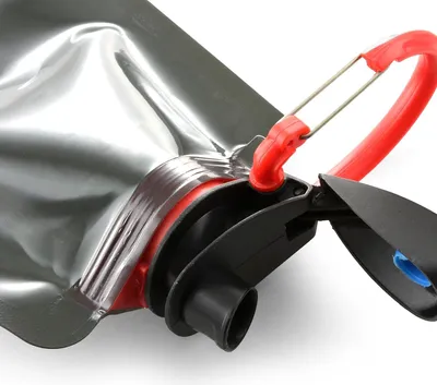 Produktbild von Trinkbeutel 0,7 Liter mit Karabinerhaken - Faltbare Wasserflasche für Outdoor, Camping und Sport (Set von 3)