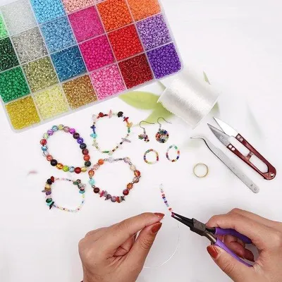 Zdjęcie produktu dla Zestaw małych, ręcznie robionych szklanych koralików z dwoma przezroczystymi sznurkami do bransoletek (3 mm, 550 sztuk w każdym kolorze)