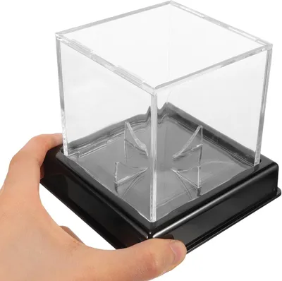 Produktbild von Quadratische schwarze Baseball-Displaybox aus Kunststoff mit Standfuß zur sicheren Präsentation und Aufbewahrung von Baseballbällen