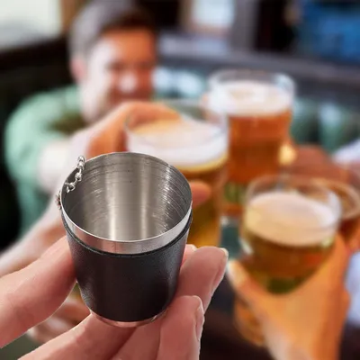 Produktbild von 8 Stück Shotgläser aus Edelstahl mit Kette - 30 ml - wiederverwendbar für Partys, Einweg-Plastikshotgläser