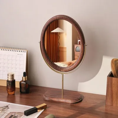 Image de Miroir de maquillage ovale avec support en bois et finition dorée