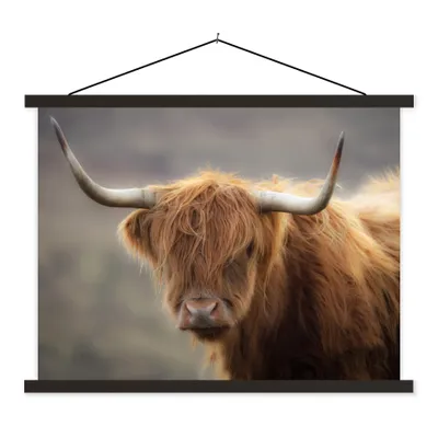 Produktbild von MuchoWow® Textilposter Schottischer Highlander - Licht - Porträt 150x113 cm mit holzfarbenen Rahmen - Poster
