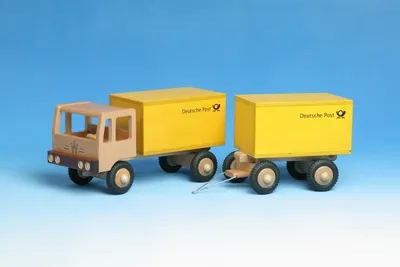 Produktbild von Spielzeuge aus Buchenholz - Traditionell handgefertigte Holzspielzeuge Postfahrzeug + Anhänger