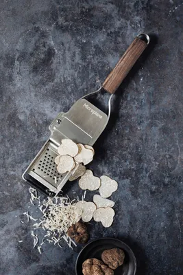 Immagine prodotto di Microplane, affettatrice per tartufi, inclusa una grattugia fine, ideale per tartufi, formaggi stagionati, aglio, funghi e cioccolato, della serie Master, con manico in legno di noce e lame in acciaio inossidabile – Prodotto negli Stati Uniti