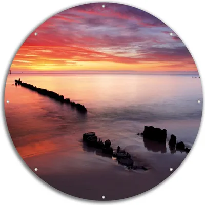 Produktbild von Wallario rundes Outdoor-Poster für Garten oder Balkon, Motiv Sandstrand im Sonnenuntergang - Roter Himmel, 60 cm Durchmesser