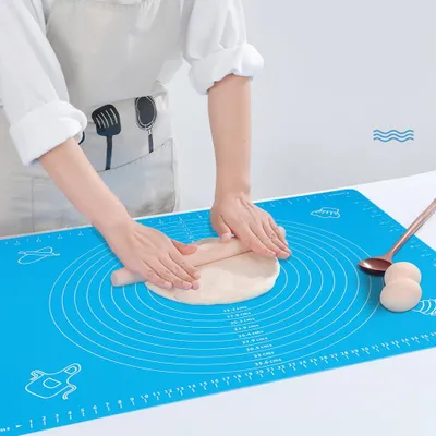 Imagen del producto de Alfombrilla de silicona para amasar y hornear, con escalas integradas, ideal para preparar masa y otras preparaciones. Herramienta de repostería DIY. Color azul. Dimensiones: 40x50 cm