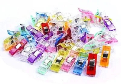 Zdjęcie produktu dla Magiczny klips do maszyny do szycia, klips pozycjonujący, 50 różnych kolorów, trwały i nie wyginający się, nie uszkadza materiału, wysoka jakość
