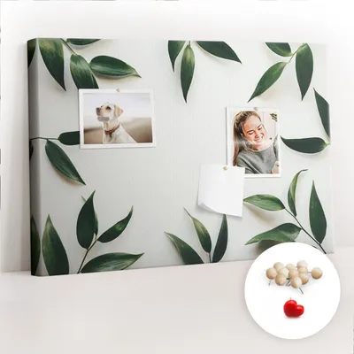 Produktbild von Korkwand mit Stecknadeln – Schwarzes Korkboard für Fotos und Notizen – 60x40 cm – 100 Holz-Stecknadeln – Rahmen mit Blättern