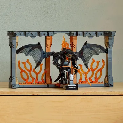 Produktbild von LEGO Icons Der Herr der Ringe: Balrog Bücherstütze – Spielzeug für Erwachsene zum Ausstellen – Modell mit Gandalf dem Grauen als Minifigur und Balrog-Figur – Sammlergeschenk – 10367