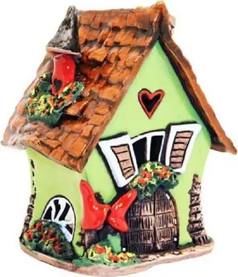Ein kleines, charmantes Schmetterlingshäuschen in hellgrün und einem braunen Dach. Rustikaler Charme