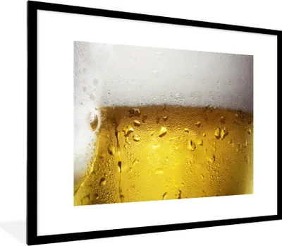 Produktbild von MuchoWow® Gerahmtes Poster Überfülltes Bierglas mit Kondenswasser 80x60 cm - Poster mit Schwarzem Bilderrahmen Wandposter Rahmen Foto Bilder - Schlafzimmer-Dekorationen - Fotoposter