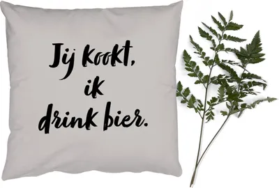 Produktbild von MuchoWow® Zierkissen Sofakissen Wohnzimmer Dekokissen 45x45 cm Zitat - Taupe - Du kochst, ich trinke Bier - Schlafpolster - Polster für das Sofa