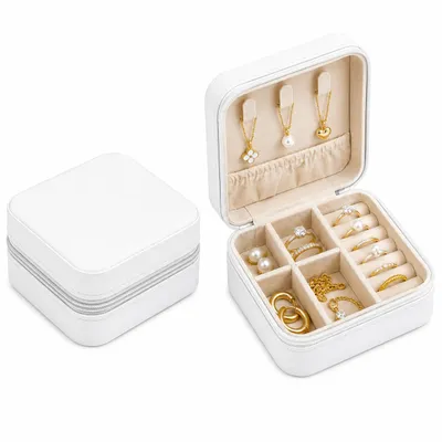 Produktbild von Schmuckkästchen Reise aus Kunstleder – Schmuckbox mit Samt-Innenfutter, Schmuck Organizer für Ringe, Ohrringe, Halsketten & Armbänder, KI-generiertes Bild