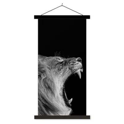 Produktbild von MuchoWow® Textilposter Tiere - Löwe - Schwarz - Weiß - Porträt 40x80 cm mit schwarzem Rahmen - Wandemalerei