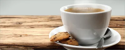 Produktbild von Wallario selbstklebendes Poster - Heiße Tasse Kaffee mit Kaffeebohnen, Größe: 50 x 125 cm