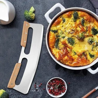 Imagen del producto de Cortador de pizza Ibenzoa® de acero inoxidable con mango ergonómico de madera, color plateado, que incluye una tapa protectora de plástico y una espátula para pizza, ideal para pizza, queso, pasteles y pan