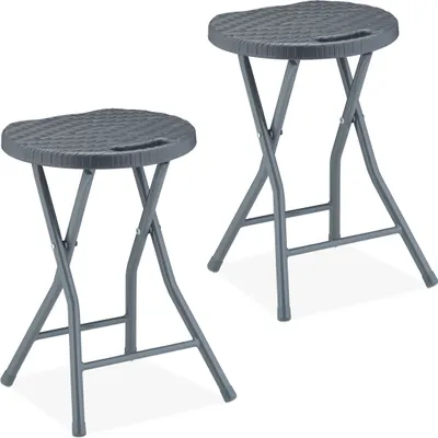 Image de Tabourets pliants Relaxdays, lot de 2, aspect rotin, jardin et balcon, tabourets d'extérieur pliants, dimensions : 46 x 32 x 29 cm, gris