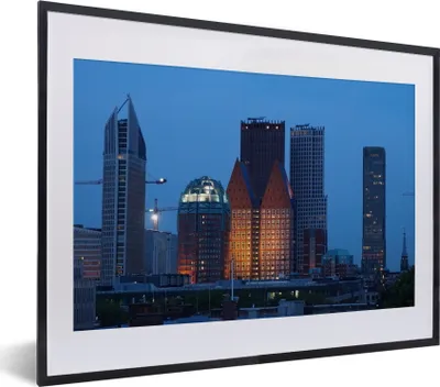Produktbild von MuchoWow® MuchoWow® Gerahmtes Poster Den Haag - Wolkenkratzer - Nacht 40x30 cm - Poster mit zchwarzem Bilderrahmen - Bilderrahmen - Poster im Rahmen