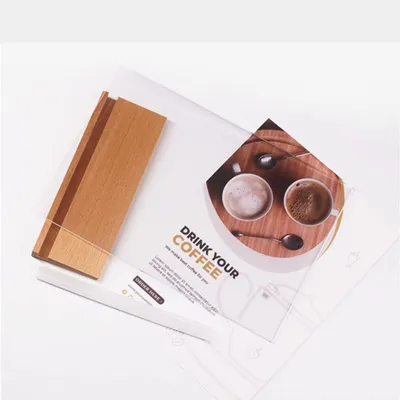 Productafbeelding van Famanu A5 acryl tafelstandaard, schuin (3 stuks) met houten voet - geschikt voor menukaarten, foto's en reclame