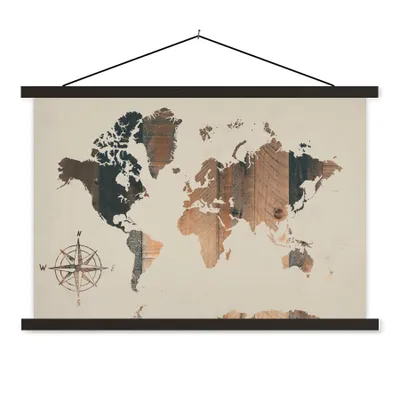 Produktbild von MuchoWow® Textilposter Weltkarte - Holzbrett - Windrose 120x80 cm mit schwarzem Rahmen - Wanddeko