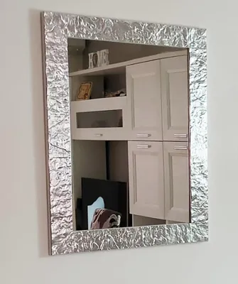 Imagen del producto de Espejo de pared MO.WA, diseño moderno, 65x85 cm, color plateado, rectangular. Espejo de entrada con marco de madera. Ideal para el dormitorio, el salón o el baño. Espejo decorativo