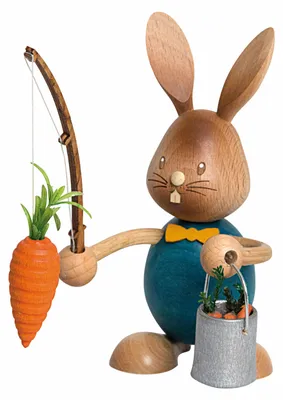 Produktbild von Drechslerei Kuhnert - Dekofigur aus Holz - Hase Stupsi der Möhrenangler - ca. 12cm