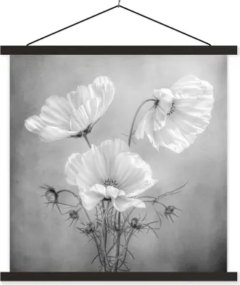 Produktbild von MuchoWow® Textilposter Stilleben - Blumen - Schwarz und weiß - Mohn - Botanisch 120x120 cm mit schwarzem Rahmen - Aufhängungsset