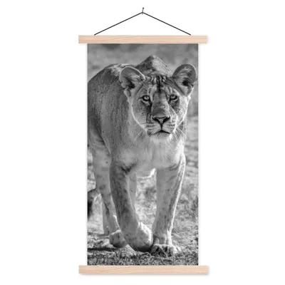 Produktbild von MuchoWow® Textilposter Löwe - Schwarz - Weiß 60x120 cm mit holzfarbenen Rahmen - Holz