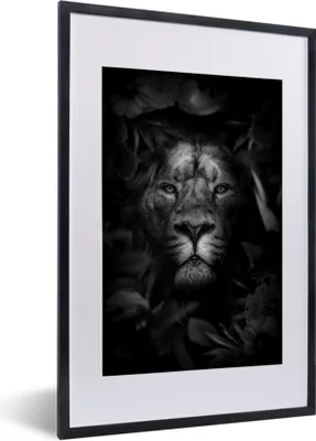 Produktbild von MuchoWow® Gerahmtes Poster Löwe mit Blättern und Blumen im Dschungel - schwarz und weiß 40x60 cm - Poster mit Schwarzem Bilderrahmen Wandposter Rahmen Foto Bilder - Poster in Rahmen