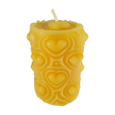 Produktbild von Stumpenkerze mit Herzen 7 cm – Herz Kerze aus Bienenwachs, Valentinstag, Hochzeit