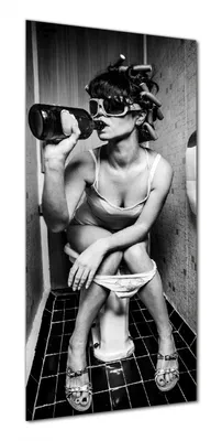 Produktbild von Wallario selbstklebende Duschrückwand 80 x 190 cm mit Motiv Kloparty - Sexy Frau auf Toilette mit Weinflasche - Wandverkleidung mit Hochglanzlaminat in Glasoptik