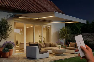 Produktbild von FAZZIO 4x3m weiße, motorisierte LED-Halbkassettenmarkise mit beigem Stoff