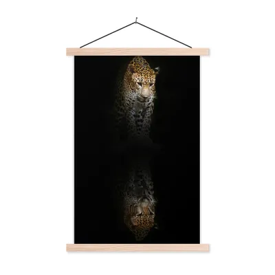 Produktbild von MuchoWow® Textilposter Leopard - Reflexion - Schwarz 60x90 cm mit holzfarbenen Rahmen - Textil
