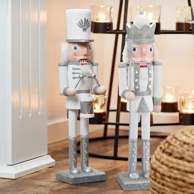 Produktbild von Nussknacker Set "König" + "Trommler" aus Holz, weiß/silber, Gr: M, ca. H38cm Wei