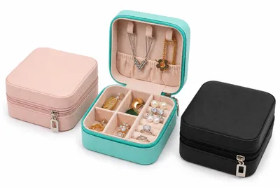 Produktbild von Schmuckkästchen Reise aus Kunstleder – Schmuckbox mit Samt-Innenfutter für Ringe, Halsketten, Ohrringe & Armbänder – Tragbarer Schmuck Organizer, KI-generiertes Bild