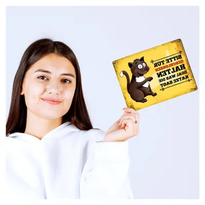 Produktbild von Metallschild mit Katze Motiv und Spruch: Bitte Tür geschlossen halten egal was die Katze sagt