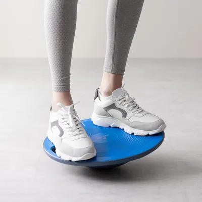 Obrázok produktu pre Protišmyková balančná doska na tréning rovnováhy - Tréner rovnováhy - Wobble board - Pre začiatočníkov a profesionálov - Priemer 40 cm - Modrá - Zlepšite si rovnováhu