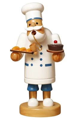 Räuchermännchen Bäcker in weißer Bäckerjacke mit blauen Details und einer weißen Bäckermütze.
