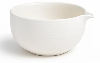 Obrázok produktu pre Miska na matchu "Camellia White" – ručne vyrábaná japonská keramická miska, 450 ml, lesklá čisto biela, s výlevkou